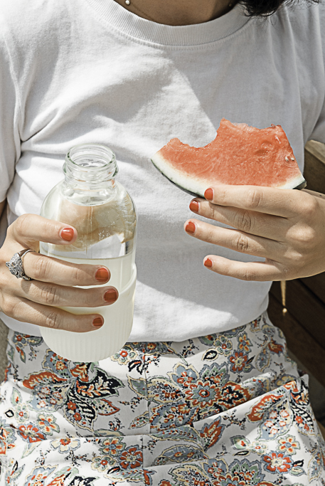 femme avec pastèque et verre d'eau